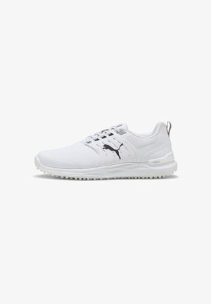 Zapatillas deportivas blancas hechas de malla y materiales sintéticos, que cuentan con una superficie texturizada, un logo negro y una suela de goma con un patrón de tracción.