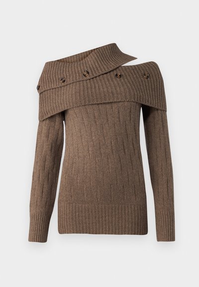 Hnědý pletený svetr s asymetrickým designem, ribovanou texturou a dekoračními knoflíky na širokém límci, s dlouhými rukávy.