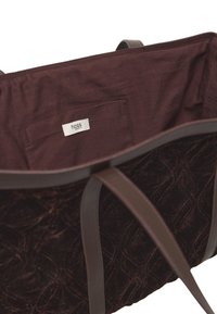 Mørkebrun stof tote bag med et quiltet mønster, der har brune læderremme og et mærke med teksten "hoss" inde i en lomme.