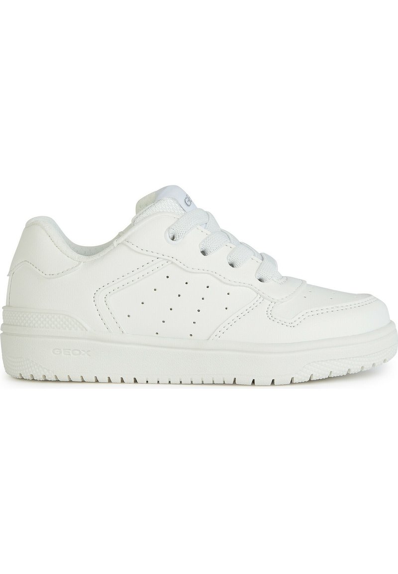 Weiße Ledersneaker mit durchbrochenen Details an der Seite, flachen Schnürsenkeln und einer strukturierten Gummisohle. Mit einem dezenten Logo auf der Zunge.