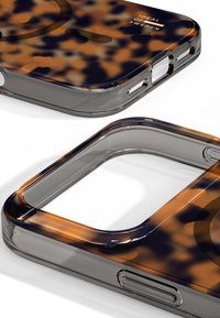 Funda de teléfono transparente con un patrón de carey en ámbar y azul marino, con recortes para los botones y el puerto de carga. Textura suave, forma rectangular.