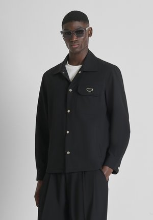 LONG SLEEVES TIRANA REGULAR FIT IN COMPOUNDE STRETCH  WITH PLAQUETTE - Lichte jas - black