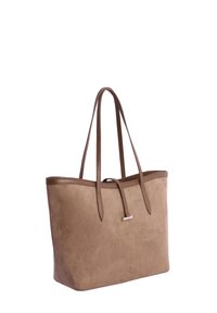 Bolsa tote de ante marrón con dos asas largas de cuero y una correa delgada con un cierre de metal en la parte frontal.