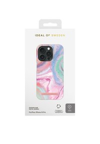 Pastel marmor mønstrede telefonetui til iPhone 15 Pro. Farverne omfatter rosa, blå og grønne svulster. Emballagen har en etiket og et genbrugstegn.