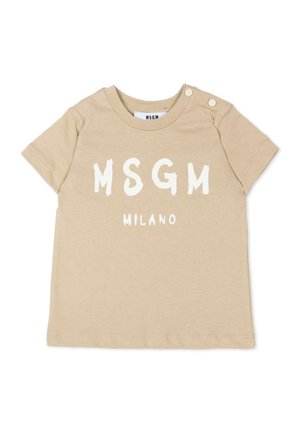 Beżowy t-shirt z krótkim rękawem z napisem „MSGM MILANO” białymi literami na klatce piersiowej i dwoma napami na lewym ramieniu.