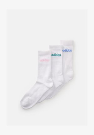 Drei weiße Crew-Socken mit gerippten Bündchen, von denen jede das Adidas-Logo in pink, grün und blau in der Nähe der Oberkante gestickt zeigt.