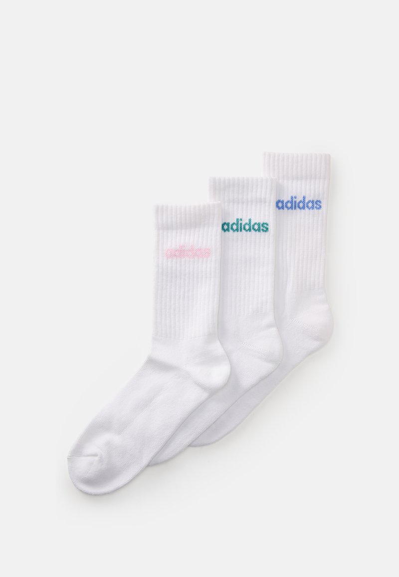 Tri bjele čarape s rebrastim rubovima, svaka ima Adidas logo u ružičastom, zelenom i plavom vezu blizu vrha.
