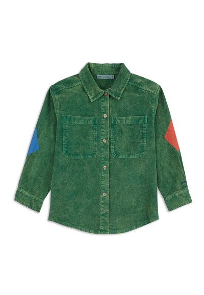 Grüne Cordhemde mit vorderen Knöpfen, zwei Brusttaschen und blauen sowie roten Ellenbogenpatches an den langen Ärmeln.