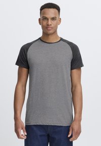 Gray T-shirt with short raglan sleeves in dark gray. Made of soft material, featuring a round neckline and a straight hem. No patterns.