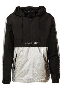 Čierna mikina s kapucňou so striebornou reflexnou spodnou časťou, predným zipsom a nastaviteľnou kapucňou a elastickými manžetami. Obsahuje logo "Mister Tee".