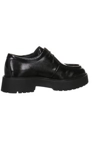 Černá šněrovací bota s lesklým koženým svrškem, kulatou špičkou a robustní gumovou podrážkou se vzorkem. Design obsahuje dekorační prošívání.