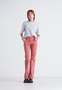 Wrangler FLARE - Flared Jeans - washed red