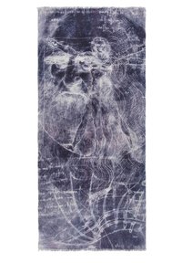 Sciarpa di cotone con un motivo blu e bianco che presenta schizzi e testo, inclusi un volto e una figura umana, con bordi sfilacciati.