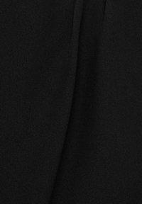 Tissu noir avec une texture lisse et douce, présentant des plis et des drapés subtils. Pas de motifs ou de détails matériels visibles. Matériau très polyvalent.