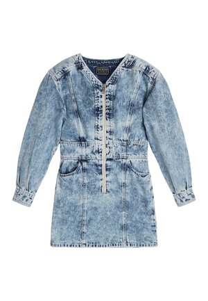 Robe en denim bleu clair effet acid-wash à manches longues, fermeture éclair sur le devant, taille cintrée et deux poches, étiquette GUESS à l'encolure.