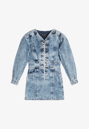 Jasnoniebieska jeansowa sukienka acid-wash z długim rękawem, zamkiem błyskawicznym z przodu, dopasowaną talią i dwoma kieszeniami, z metką GUESS przy dekolcie.