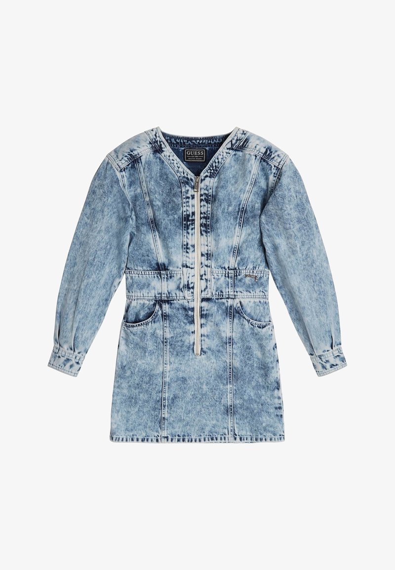 Robe en denim bleu clair effet acid-wash à manches longues, fermeture éclair sur le devant, taille cintrée et deux poches, étiquette GUESS à l'encolure.