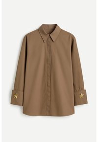 Barna hosszú ujjú ing klasszikus gallérral, arany csillag díszítésekkel az ujjvégeken és egyenes szabással. Sima anyagból készült.