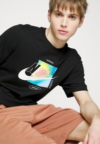 Nike Sportswear CLUB CARGO - Calças de fato de treino - mineral clay/white