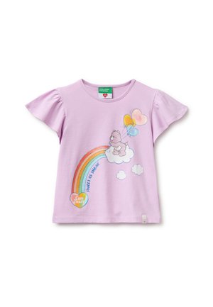 Liliowy dziecięcy T-shirt z falbaniastymi rękawami, z nadrukiem Care Bears przedstawiającym misia na chmurce trzymającego balony w kształcie serc nad tęczą z napisem „Sweet as Sugar”.