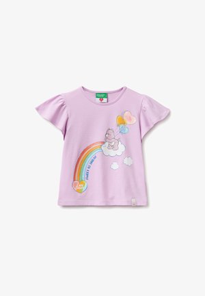 Camiseta infantil lila con mangas acampanadas, con un gráfico de Care Bears de un oso en una nube sosteniendo globos en forma de corazón sobre un arcoíris con el texto "Sweet as Sugar".