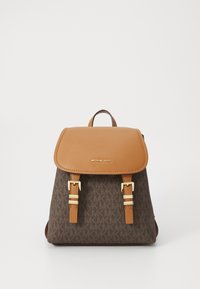 Sac à dos en monogramme marron avec un rabat en cuir beige, quincaillerie dorée, bretelles ajustables et une poignée supérieure. Doté d'un design structuré et d'un logo visible.