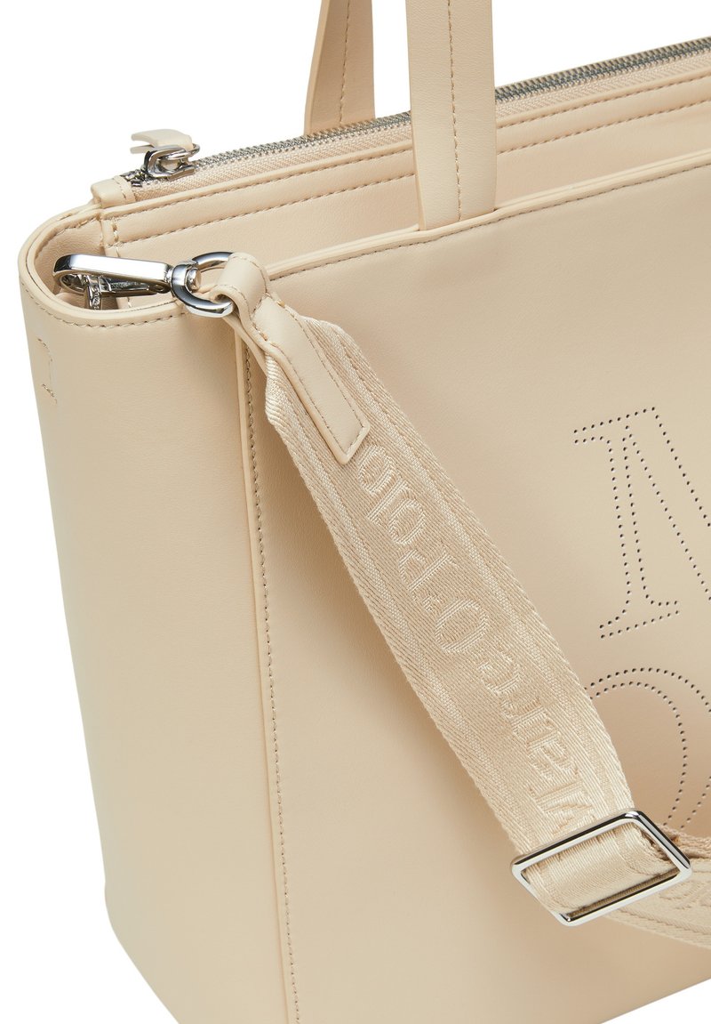 Beige synthetisches Leder Tote-Bag mit Reißverschluss, ausgestattet mit einem strukturierten Tragegurt und eingeprägtem Schriftzug an der Seite. Silberne Hardware-Details.