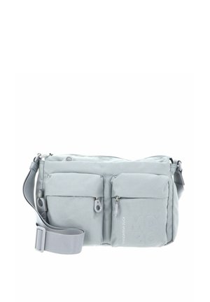 Sac à épaule gris clair en tissu avec deux poches avant zippées, une bandoulière ajustable et un marquage discret en relief sur le côté.