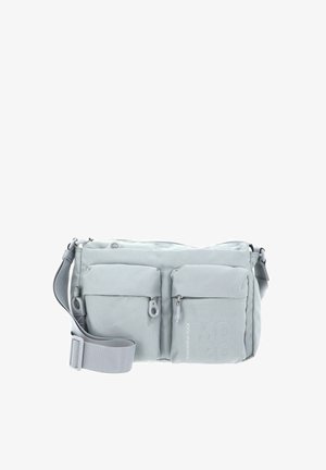 Sac à épaule gris clair en tissu avec deux poches avant zippées, une bandoulière ajustable et un marquage discret en relief sur le côté.
