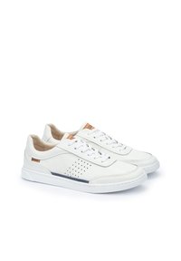 Zapatillas blancas de cuero con diseño de corte bajo, que cuentan con detalles perforados, punta redonda y suela de goma. Incluyen forro textil beige y cordones.