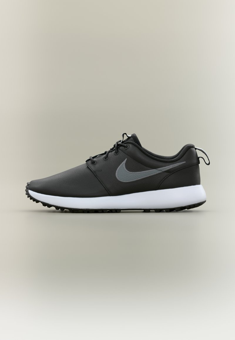 Μαύρο παπούτσι για τρέξιμο Nike με γκρι λογότυπο swoosh, λευκή ενδιάμεση σόλα, μαύρη εξωτερική σόλα και κλείσιμο με κορδόνια σε ουδέτερο φόντο.