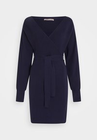Abito lavorato a maglia blu navy con design a portafoglio, maniche lunghe e cintura legata in vita. Presenta una texture a coste e una scollatura a V.