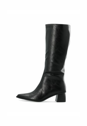 Bota de cuero negro hasta la rodilla con punta afilada y superficie texturizada. Presenta un tacón cuadrado y un diseño ajustado y elegante.