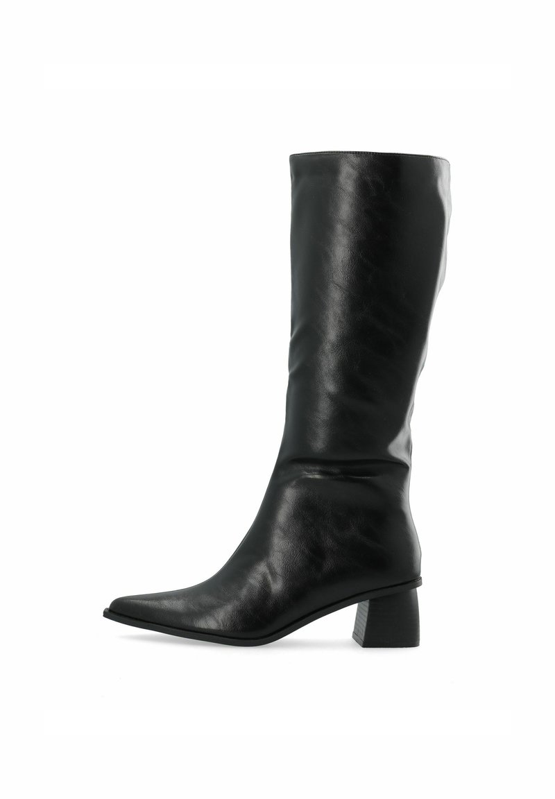 Bota de cuero negro hasta la rodilla con punta afilada y superficie texturizada. Presenta un tacón cuadrado y un diseño ajustado y elegante.
