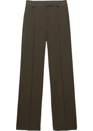 Bruine wijde broek met een gladde textuur, voorzien van een persplooi aan de voorkant, ritssluiting en ceintuurlussen. Gemaakt van een lichtgewicht, geweven stof.