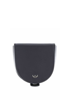 Sac à main en cuir noir semi-circulaire avec un petit logo taureau argenté sur le devant et une fermeture à rabat.