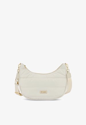 Crèmekleurige pofschoudertas met gouden hardware, gebogen vorm, ritsafsluiting en merklabeldetail op de schouderband. Gladde, gequiltte textuur.