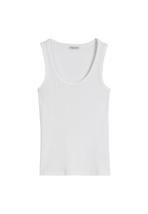 Weißes ärmelloses Tanktop aus Baumwolle mit rundem Halsausschnitt und figurbetontem Schnitt, der eine glatte, weiche Textur hat. Etikett am Halsausschnitt.