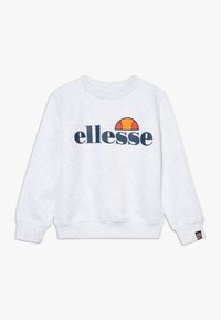 Witte sweatshirt met een ronde hals en lange mouwen. Voorzien van het "ellesse" logo in marineblauw met daarboven een kleurrijke zonafbeelding.