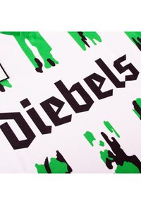 Witte stof met gestileerde zwarte tekst "Diebels" omringd door groene en zwarte verfspetters.
