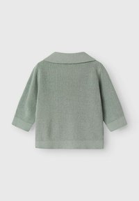 Cardigan a maglia verde chiaro con colletto, maniche a tre quarti e texture a coste. Design semplice e pulito, adatto a diverse occasioni.