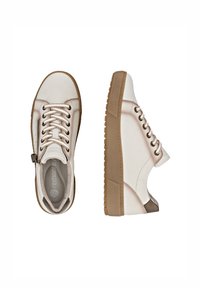 Sneaker bianchi e beige con lacci, suole di gomma testurizzate, accenti a contrasto e dettaglio con zip laterale per una facile vestibilità.