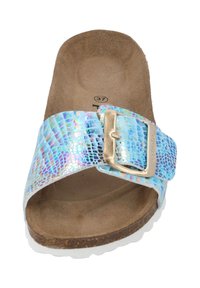 Infradito con una tomaia in blu chiaro iridescente con texture rettile, dotate di una fibbia dorata, soletta morbida marrone e suola in gomma bianca.