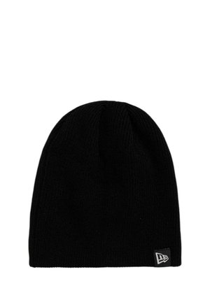 Zwart gebreide muts met een klein rechthoekig logolabel met een witte gestileerde vlag aan de onderrand.