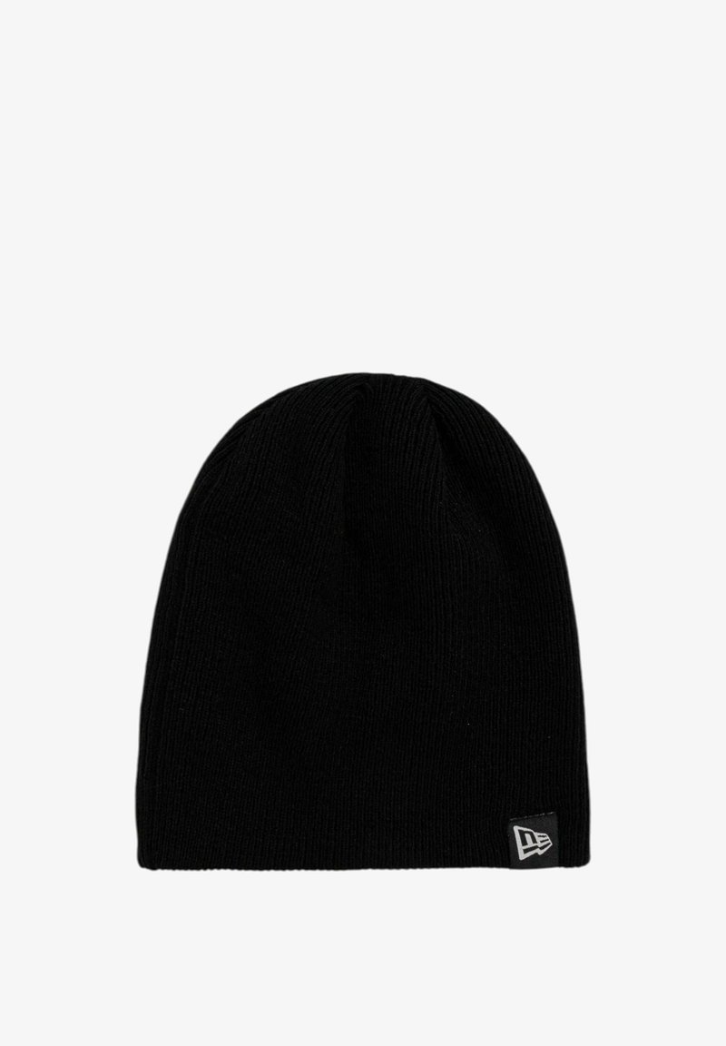 Bonnet noir en tricot avec une petite étiquette rectangulaire portant un logo de drapeau stylisé blanc sur le bord inférieur.