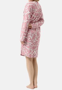 Rosa morgonrock med vitt bandmönster, lång ärm, knälång, bomullsmaterial, slät textur och avslappnad passform.