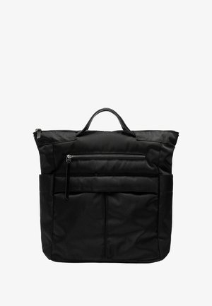 Czarna pikowana torba na ramię o prostokątnym kształcie, z górnym uchwytem, przednią kieszenią na zamek oraz dwiema przednimi kieszeniami wsuwanymi. Wykonana z trwałego materiału.