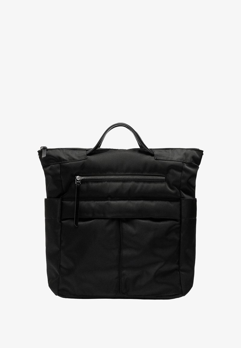 Czarna pikowana torba na ramię o prostokątnym kształcie, z górnym uchwytem, przednią kieszenią na zamek oraz dwiema przednimi kieszeniami wsuwanymi. Wykonana z trwałego materiału.