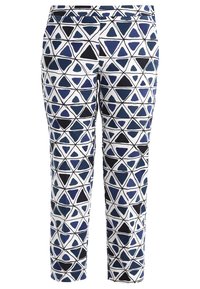 Skräddarsydda byxor i tyg med ett geometriskt tryck av blå, marinblå och svarta trianglar på vit bakgrund; kortad längd.