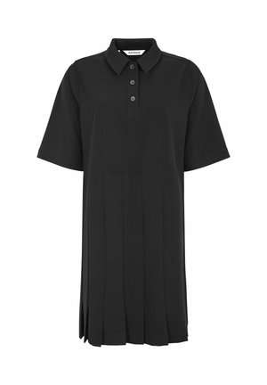 Čierne polo šaty s krátkymi rukávmi, s trojbuttonovým zapínaním, s plisovanou sukňou, vyrobené z mäkkej tkaniny, s čistým a jednoduchým siluetem.